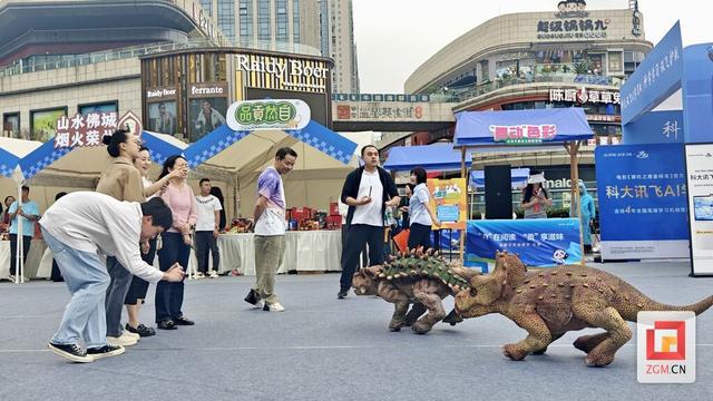 沉浸式游园点燃阅读热情 2025天府书展自贡“文化市集”火热开市