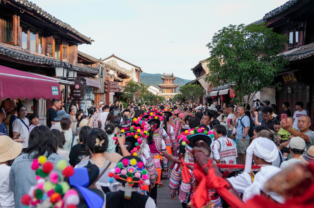 云南巍山古城：火把节前夜，打歌热潮预热“梦回南诏”狂欢