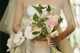 婚礼办完了，查看录像发现新人进场、致辞证婚等环节都不完整…图片