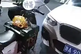用温暖收获温暖！交警帮听障小伙送外卖收到一袋橘子图片