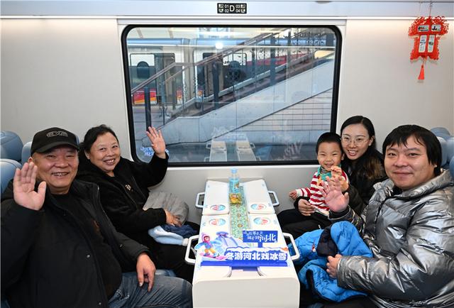 影像记录丨​坐全景观光列车，到张家口滑雪去