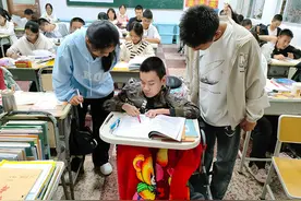 求学路上的“轮椅少年”图片