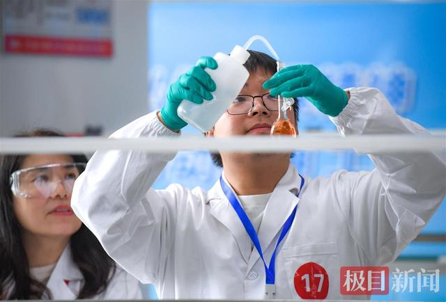 组图|60双专注眼神“探寻真实数据”，湖北化学检验员决赛燃动江城