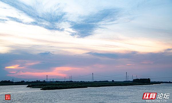 暮染安乡：松滋河上，流光与飞鸟的共舞