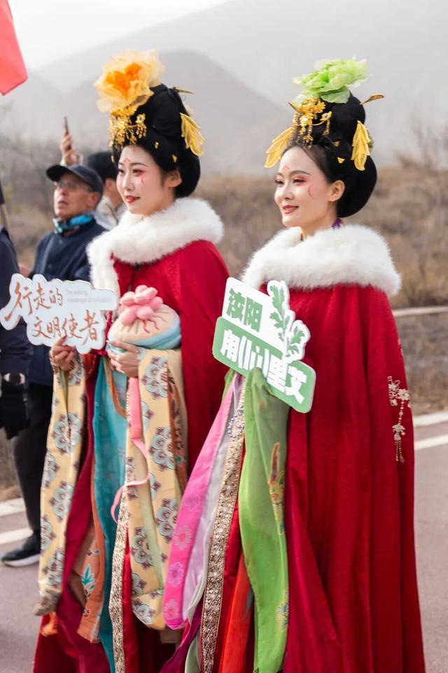 洛阳各界代表赴宁夏固原慰问“东天山来的骆驼队”