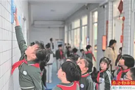 “课间游乐场”走廊比跳高图片