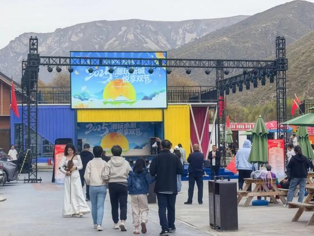 国庆首日直击：全城都是音乐节现场，这也太过瘾了！