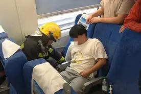 男子高铁上一个举动，整只手被牢牢卡住！图片
