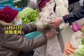 河南漯河街边几名老人摆摊卖菜，城管人员赶紧为其送上厚棉袄:不撵你们 也不罚你们图片