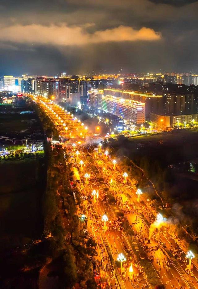 88个火堆！超10万人报名参加西昌火把狂欢，未线上报名登记人员可凭身份证入场