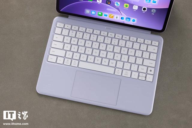 OPPO Pad 5 柔光版图赏：全新幸运紫配色，流光幻影工艺