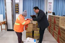 欢乐春节｜120名环卫工人喜收“新年礼包”图片