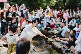 浙江一知名景区官宣加入！“背序免票”，为何越来越火？图片