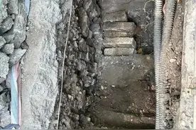 成都一工地挖出古砖后暂停施工，官方：系明代排水沟，正回填保护图片