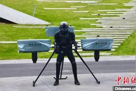 全球首款三涵道穿戴式单人飞行器在杭州成功首飞图片