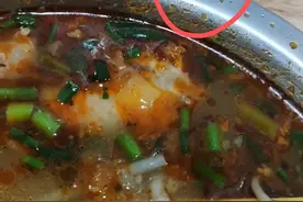 柳州男子嗦粉吃出苍蝇索赔一千遭拒，法院：赔75元，推定苍蝇系误飞入餐食图片