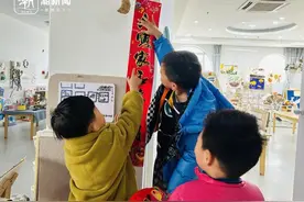 打扫卫生、写新年愿望、开音乐会……幼儿园的迎新活动很有生活气息图片