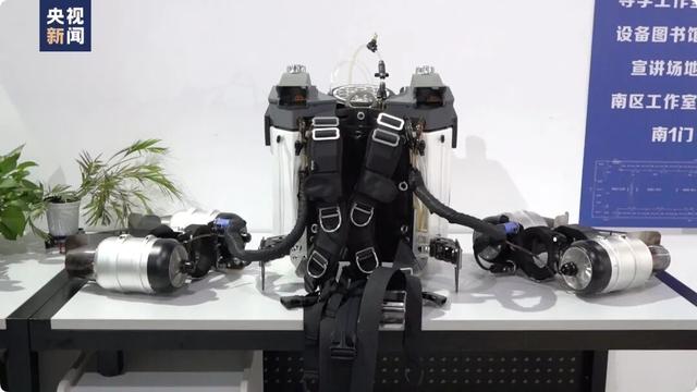 背上背包原地起飞！现实版“钢铁侠”太帅了