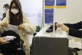 坐火车来上海换乘飞机，下火车即可办理值机托运行李，旅客中转“一身轻松”图片