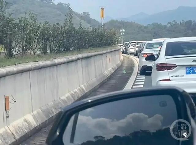 全是人！西湖一天涌入44万人，故宫、九寨沟等约满售罄！高速上14小时挪200公里，有人睡一觉还在原地，有电车车主排队4小时充电