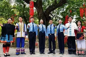 广西河池民警自创普法山歌 “三月三”里唱平安图片