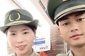 “是战友也是恋人”，情侣相恋9年一起入伍同日退役，当事人回应:牵手一起回家是最圆满的图片