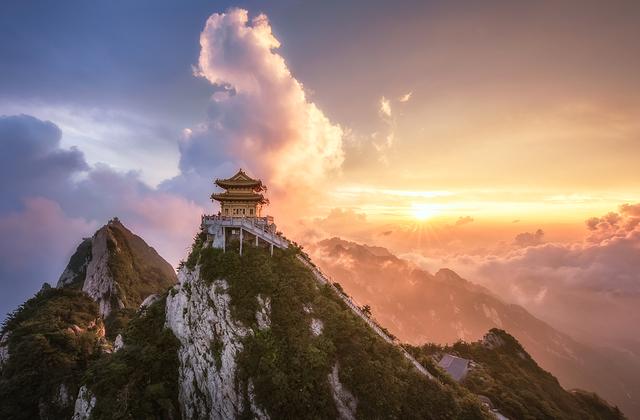 全国多地景区迎客流高峰
