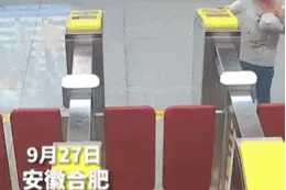 7岁女孩独自走进地铁站，擦肩而过的辅警：不对劲！图片