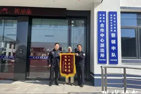 大爷骑三轮载母羊，一个“漂移”把羊甩丢了图片