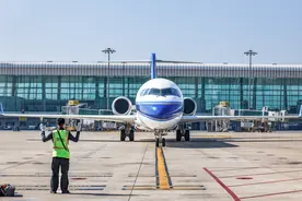 国产商用飞机ARJ21进驻湖北运营图片