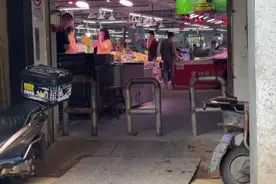 自家车库被隔壁菜场当仓库，十多年居然没人发现？图片