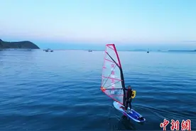 航海人杨建新单人帆板穿越大连—月岛110海里航线图片
