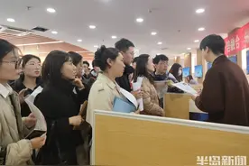 1小时收几百份简历！近70家国企吸引近6000求职者，2025年春季青岛国企人才招聘会举行图片