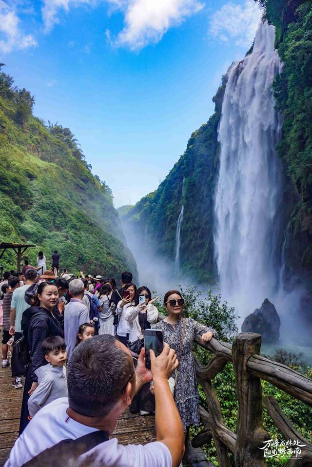 黔西南兴义：峡谷瀑布游人如织