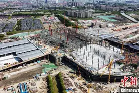 沪苏湖铁路上海松江站服务中心进入金属屋面施工阶段图片
