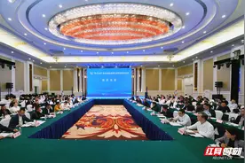 凝聚湘商张商力量 共绘张家界发展新画卷 张家界市2025年“情暖湘商”恳谈会暨招商引资项目签约仪式举行图片