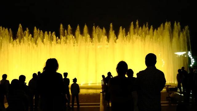 这个假期，石家庄市中心公园音乐喷泉开放啦！