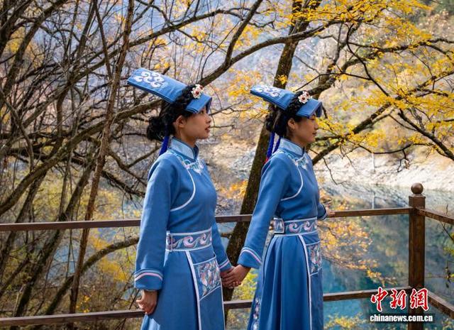 四川茂县松坪沟景区斑斓彩林如画