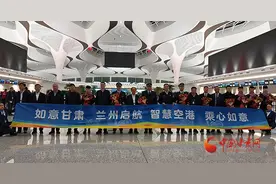 兰州中川国际机场T3航站楼正式通航 第一驾飞机迎着朝阳起飞图片
