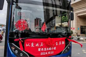 寿县：公交当婚车 婚俗新风尚图片