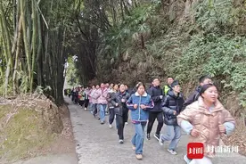 没有标准跑道如何锻炼两小时？四川阆中这所乡镇学校师生跑在“田野”里图片