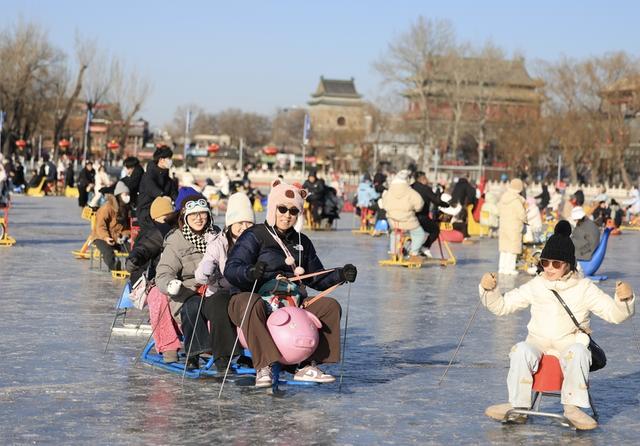 北京什刹海前海冰场人流如织