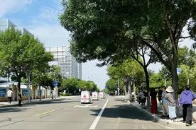 青岛市无人驾驶快递配送车批量上路测试图片