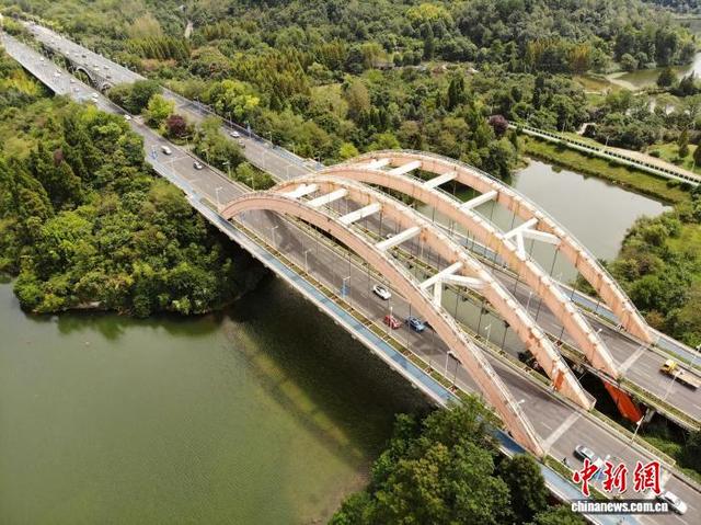 贵阳观山湖公园：风光旖旎生态美 秋色渐浓引客来
