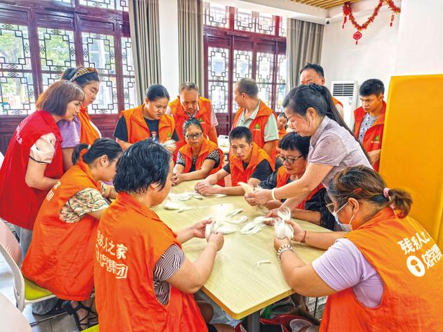 路为纸，地成册，行做笔，心当墨——她用柔软羊毫填平命运沟壑