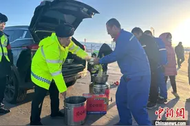 甘肃酒泉：让滞留车辆“寒流”变“暖流”图片
