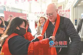 240小时过境免签“后劲”真大！ China Travel爆火鹭岛 “长满 ”老外图片