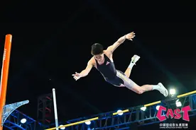 撑竿跳高“展翅”南京街头 体育赛事“引燃”活力之城图片