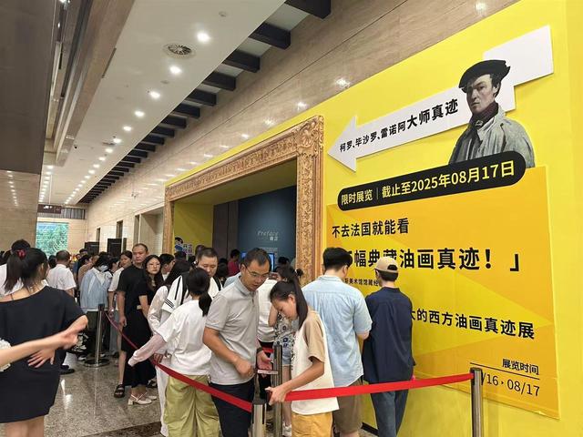 湖北省博物馆夜场火爆，游客乐享编钟音乐与清凉！