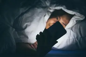 互道晚安，却相遇在“王者峡谷” 熬夜是病，还是药？图片